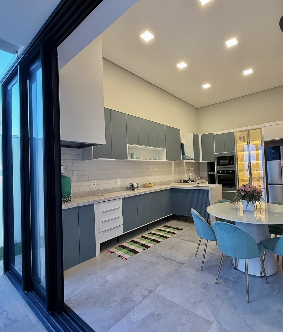 Detalhe de bancada e armários